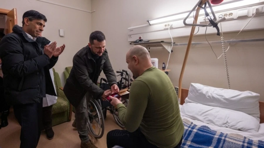 Ukrainian president and UK PM visit soldiers in hospital – photo