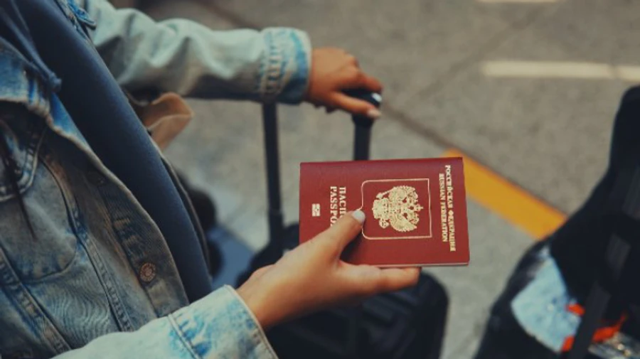 Прикордонники розповіли, скільки росіян отримали українські візи за рік