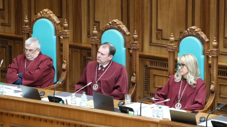 КС почав розглядати справу щодо тлумачення статті про єдине громадянство