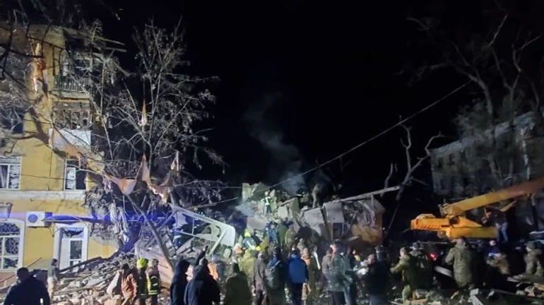 Russian missile destroys apartment block in Kramatorsk, several dead and injured