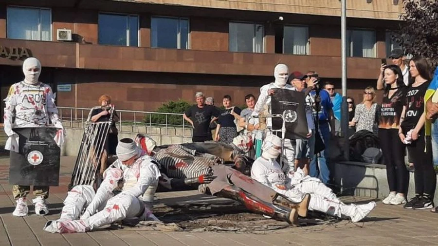 Рідні захисників Маріуполя вийшли на акції у понад десяти містах