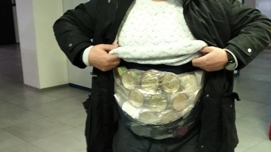 Пояси гурманів: на кордоні з Молдовою піймали українців, обвішаних банками ікри