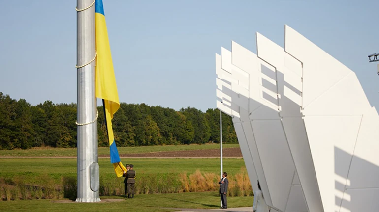 У Києві підняли найбільший прапор, Зеленський поїхав у географічний центр