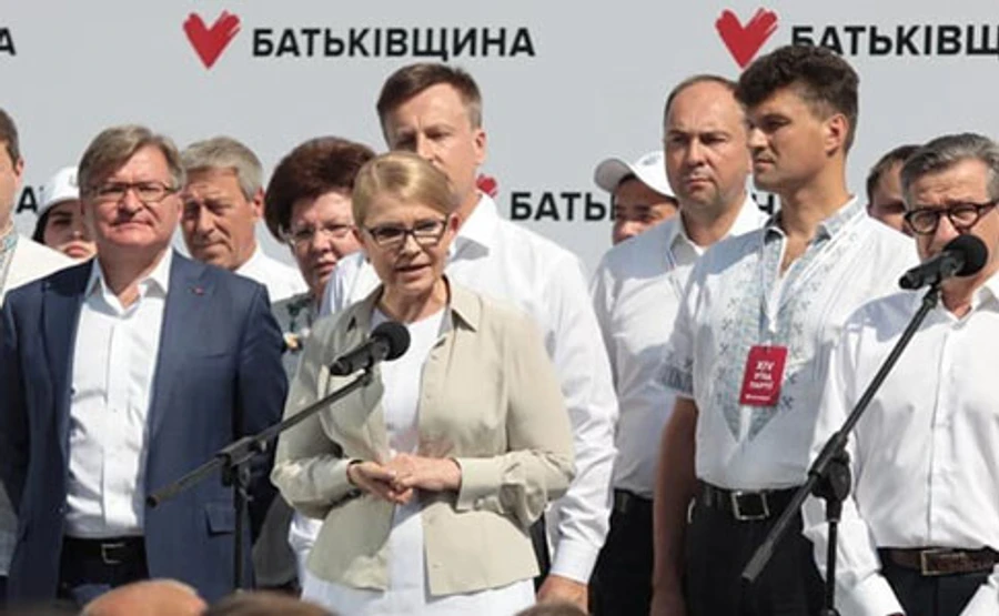 Батькивщину спонсируют студенты и солдаты, но объяснить, откуда миллионы, не могут