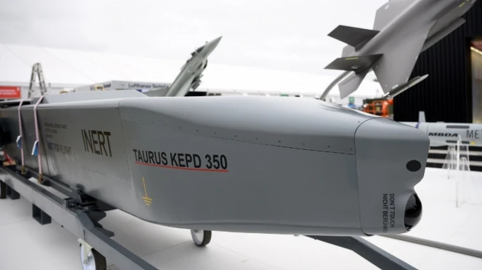 Ер адам әйелдің омырауынан сүт сорады