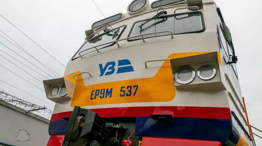 На Чернігівщині відновили роботу залізниці після обстрілу РФ: кілька потягів затримуються