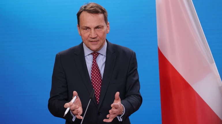 Сікорський відповів Меркель, яка натякнула на роль Польщі в агресії проти України