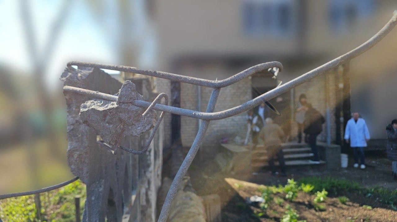 Russians hit hospital and vehicle in Kherson with drone: five people injured – photo