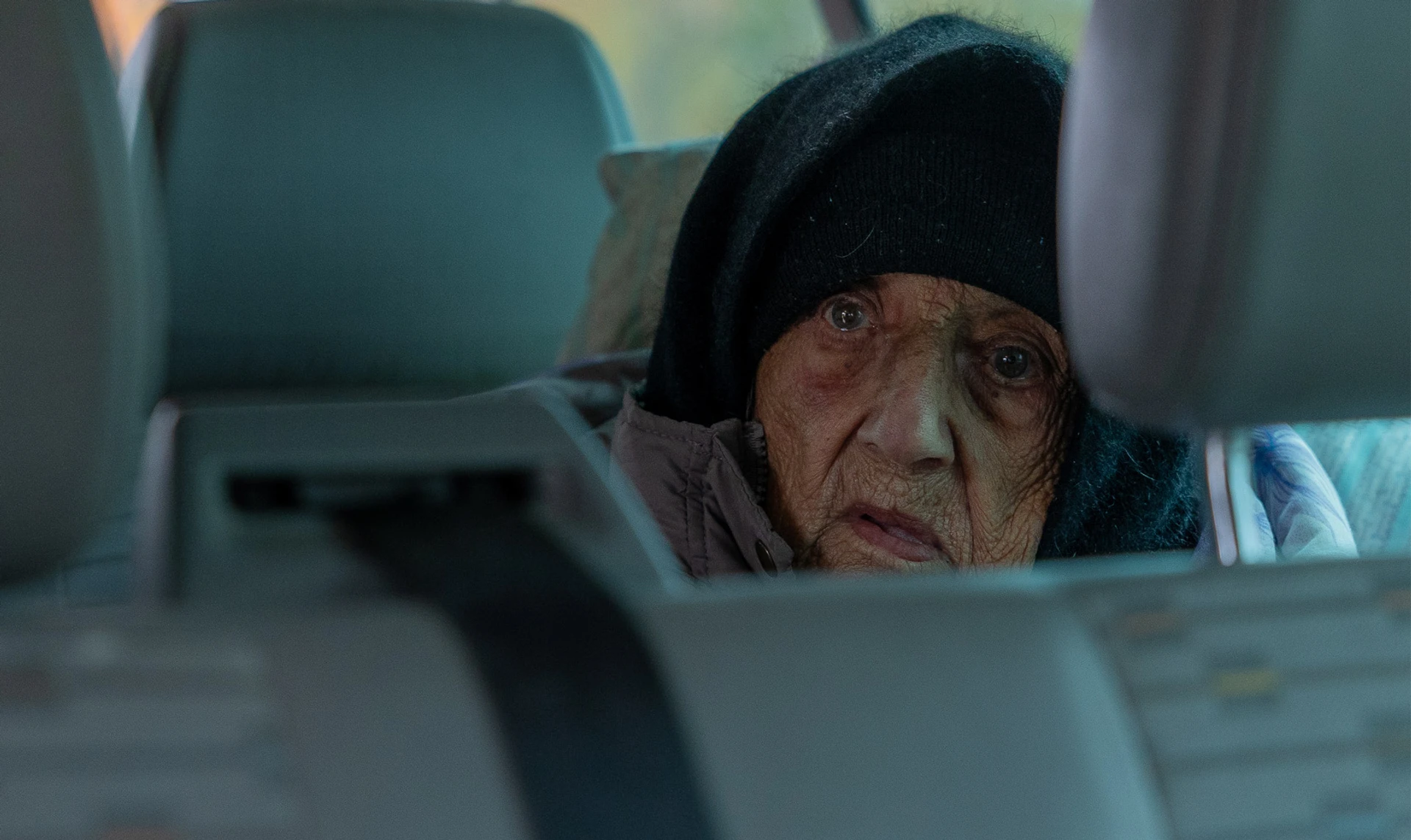 Не треба мені нікуди, у мене діти на тій стороні. Я їх три роки не бачила. Евакуація з-під Курахового в репортажі УП