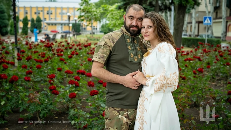 Gender-reveal party right after marriage: Ukrainian soldier gets married near front lines – photos