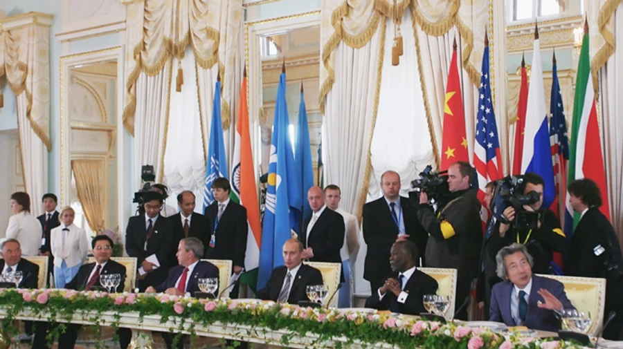 George W. Bush shocked by photo of Prigozhin serving him food at table with Putin