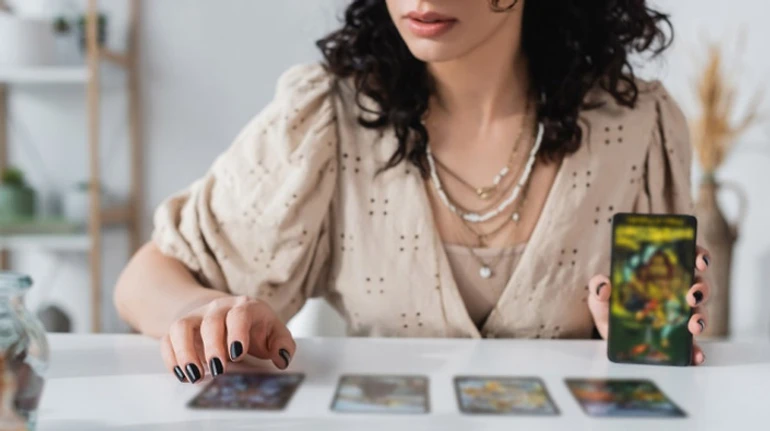 Ворожіння на картах таро: від безневинної забави до інструменту ІПСО