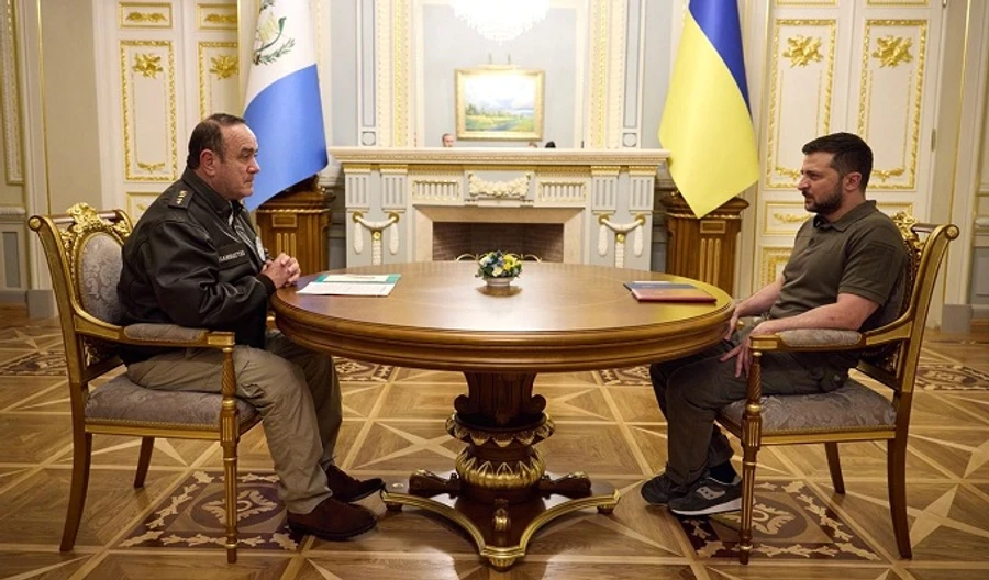 Президент Гватемали зустрівся з Зеленським і підписав безвіз