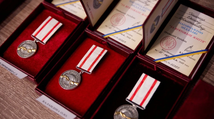 Зеленский вручил награды медсестрам, спасавшим людей под обстрелами