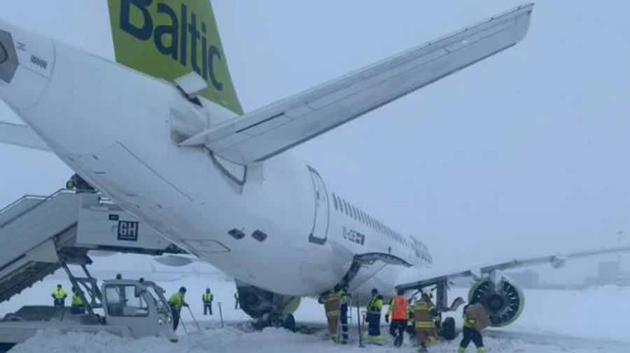 В аеропорту Риги через хуртовину літак з'їхав зі злітно-посадкової смуги