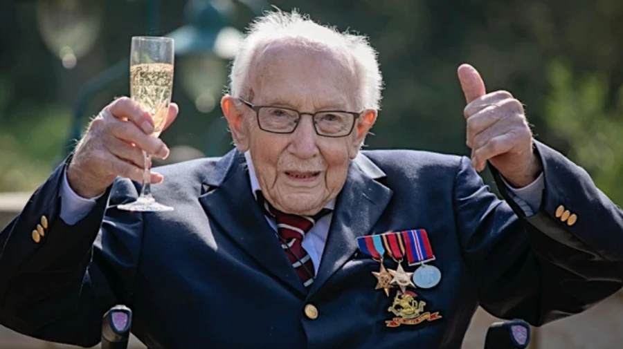 100-річний ветеран, який зібрав мільйони фунтів для медиків Британії, помер у лікарні з COVID