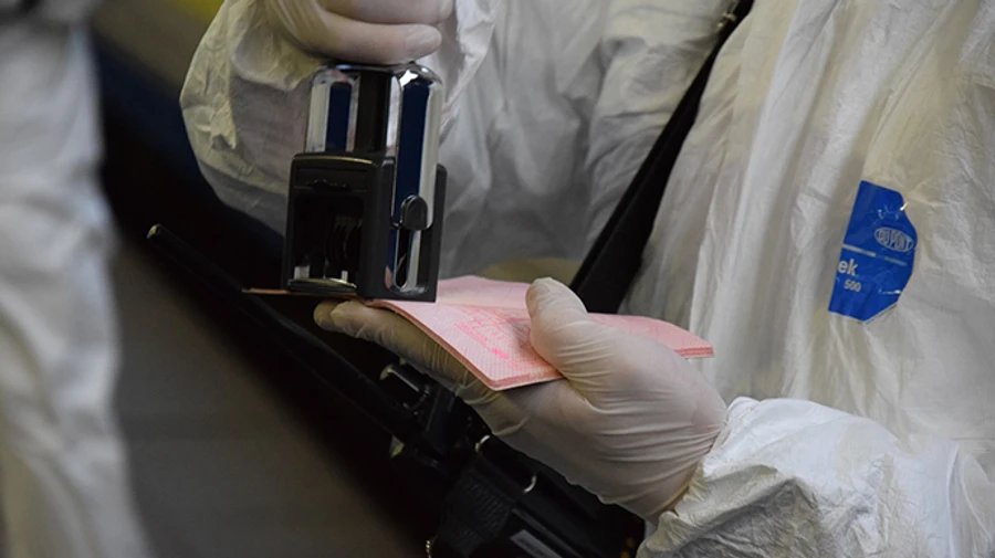 Кабмин разрешил въезд иностранцев и отменил обсервацию для людей из ОРДЛО и Крыма