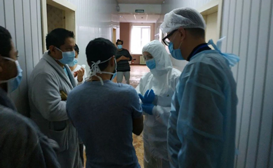 Скалецька у захисному костюмі вперше зустрілася з українцями з Китаю