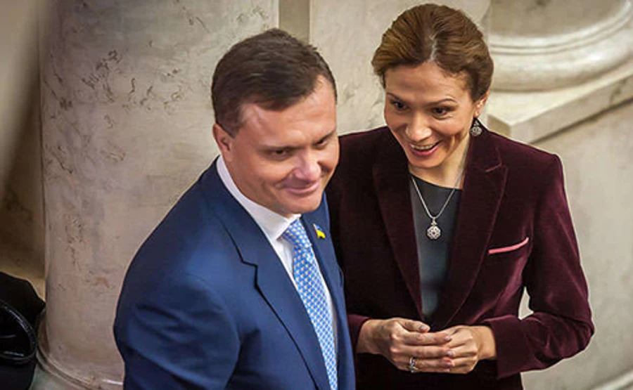 Нардепы Левочкины владели банком, причастным к отмыванию $20 млрд – СМИ