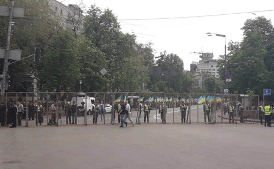 9 травня: На Арсенальній перекрили рух і встановили рамки 