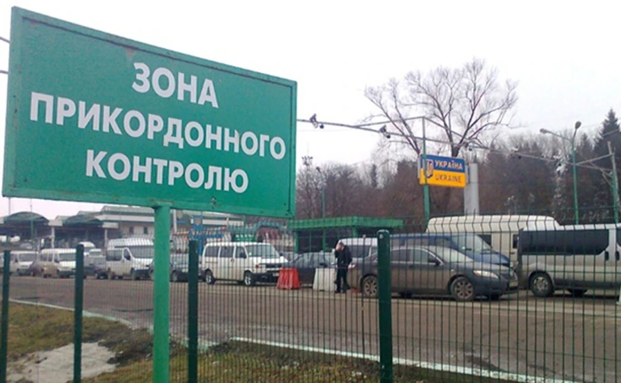 На пунктах пропуска с Польшей и Словакией - километровые очереди