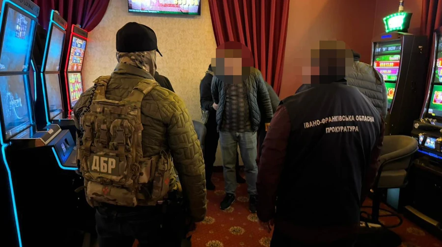 Посадовці міграційної служби вимагали хабарі з іноземців за право лишитися в Україні – ДБР