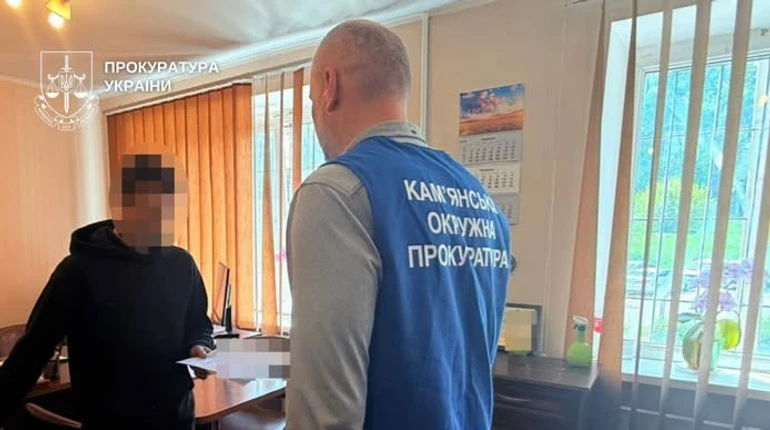 Маскував насилля під гру: на Дніпропетровщині вітчим намагався зґвалтувати 6-річну падчерку