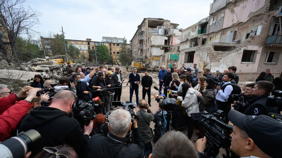 Zelenskyy and UK foreign secretary visit site of Russian missile strike in Pryluky