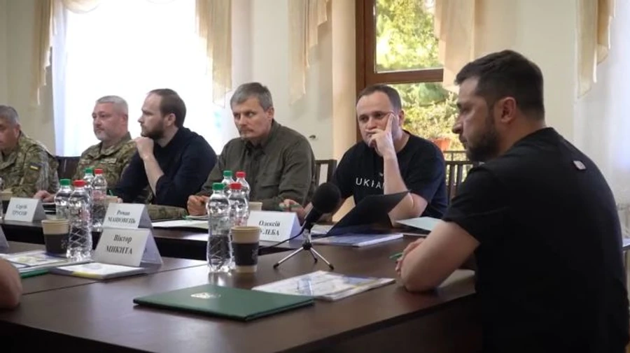 Zelenskyy holds meeting on security in Zakarpattia and meets with Hungarian community