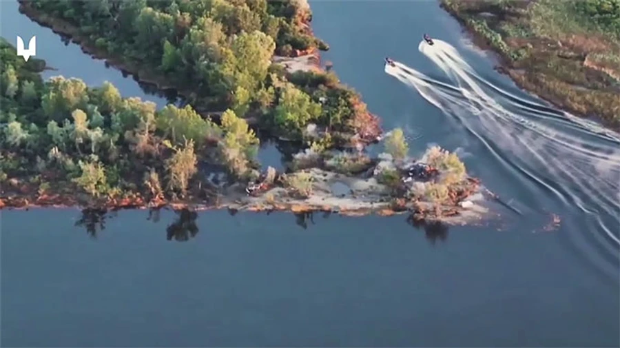 Manoeuvring on two boats: Special Operations Forces show how they defeated invaders on one of Dnipro River islands