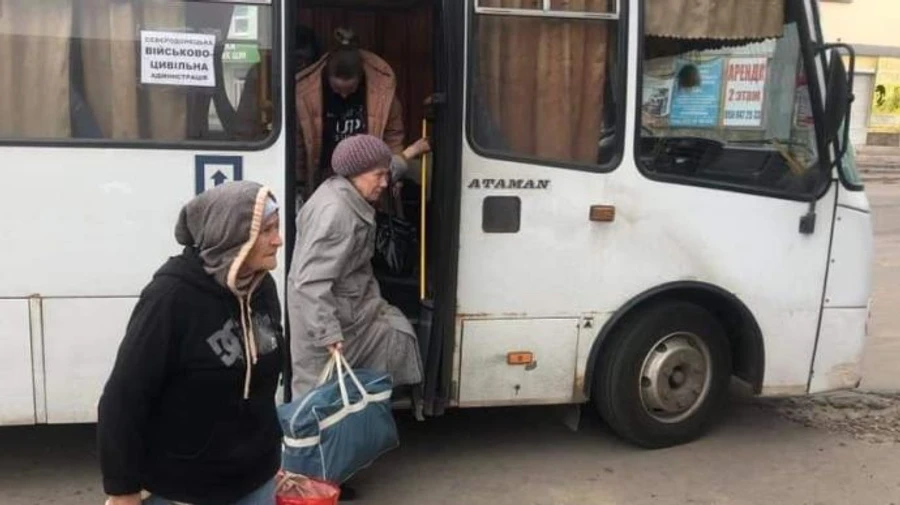 На шляху до Попасної обстріляли евакуаційні автобуси, бус із гуманітаркою зник