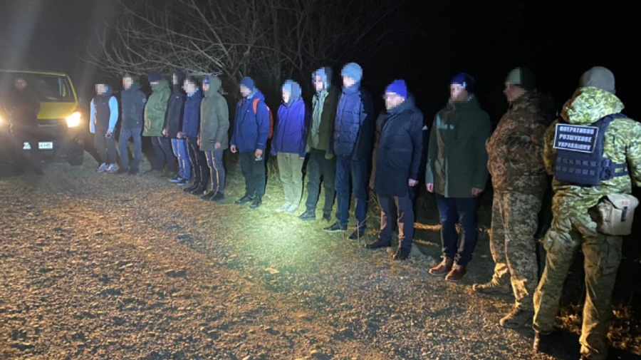 Подаруєш жінці, скажеш, захисник вернувся!: прикордонники роздали квіти пійманим уклоністам