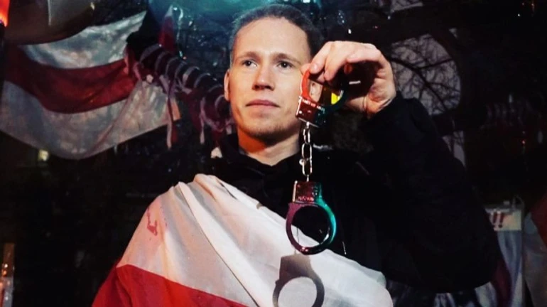 Белорус 7 часов простоял на коленях у посольства Беларуси в Киеве