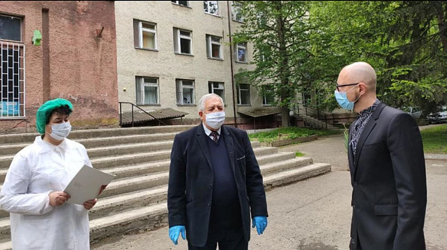 Слуги народа просят Шмыгаля объяснить поездку Яценюка с членами правительства