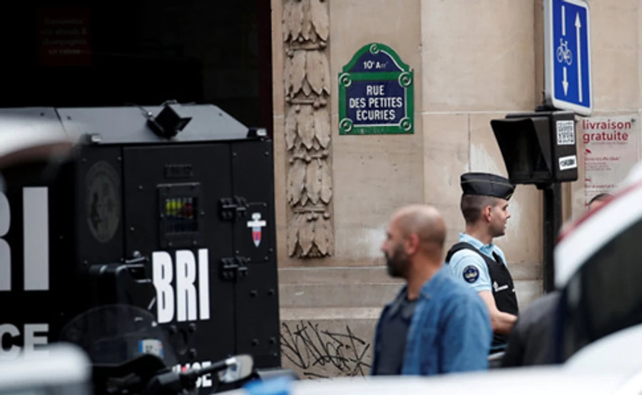 В Париже полиция освободила заложников и арестовала нападающего
