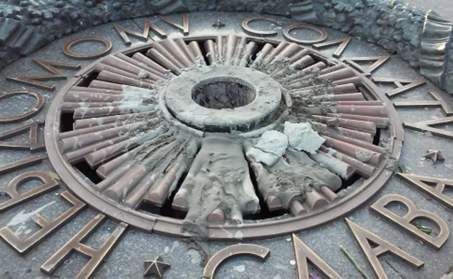 Камера зафіксувала, як Вічний вогонь заливають цементом