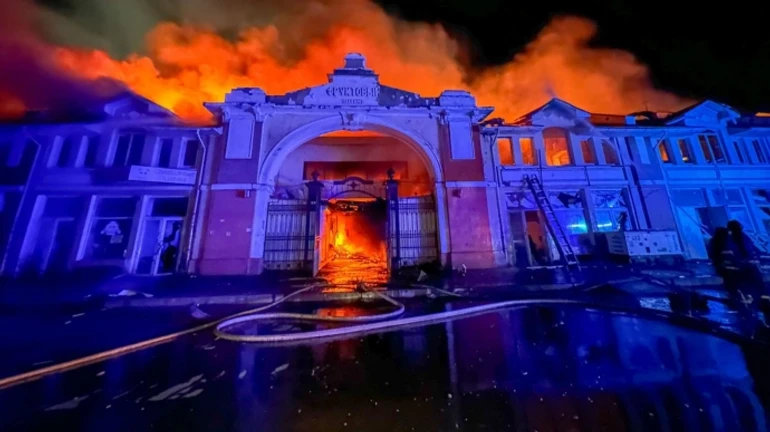 Russians launch large-scale attack on Odesa: local market and houses on fire, architectural landmarks damaged – photos