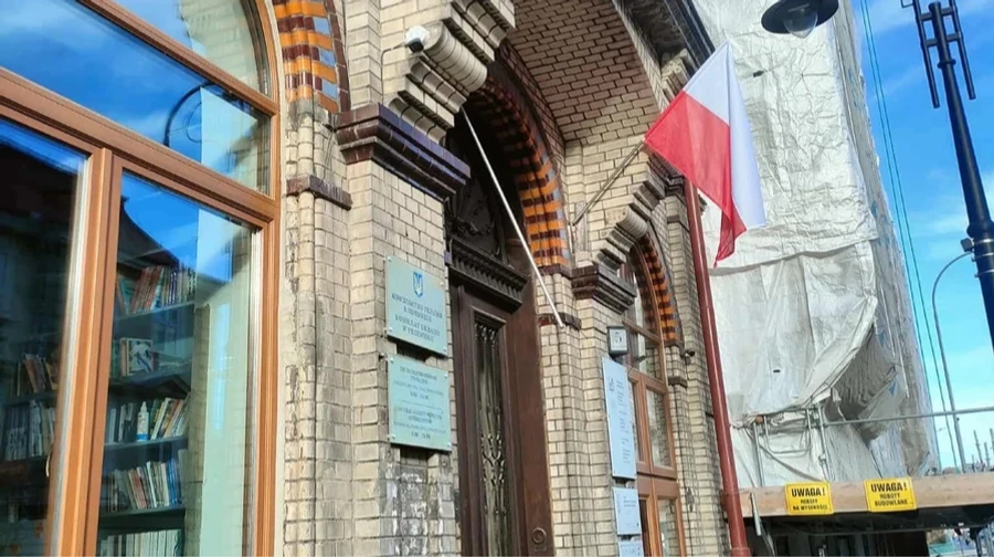 Полиция Польши ищет, кто сорвал флаг с почетного консульства Украины в Перемышле