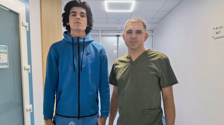 Кинувся на порятунок: у Львові з лікарні виписали 17-річного хлопця, пораненого під час теракту