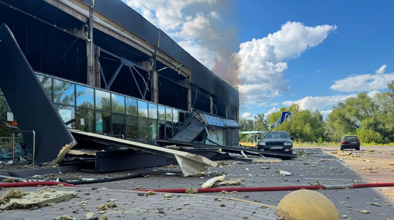 У Чернігові ліквідували наслідки атаки: 2 загиблих, 25 постраждалих