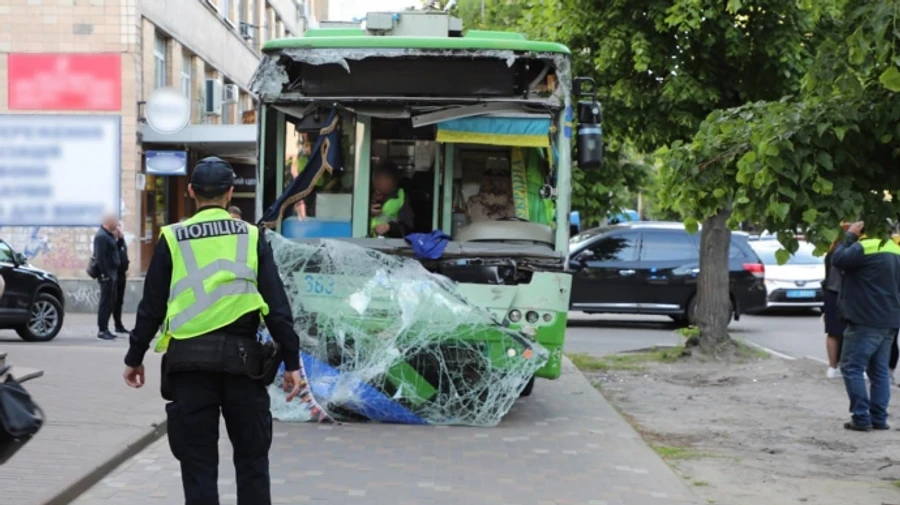 У Черкасах пожежна машина налетіла на тролейбус: двоє людей потрапили до лікарні