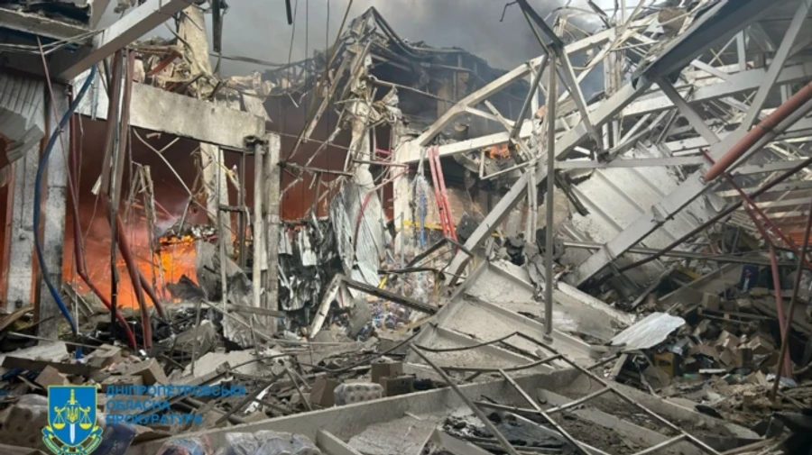 РФ ударила ракетой по Днепру: загорелся масштабный пожар, есть погибший и раненые