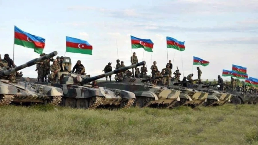 Азербайджан вводит военное положение с понедельника