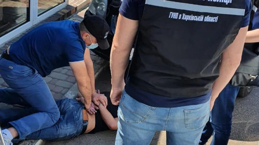 Россиянин предлагал пограничнику взятку за снятие запрета на въезд