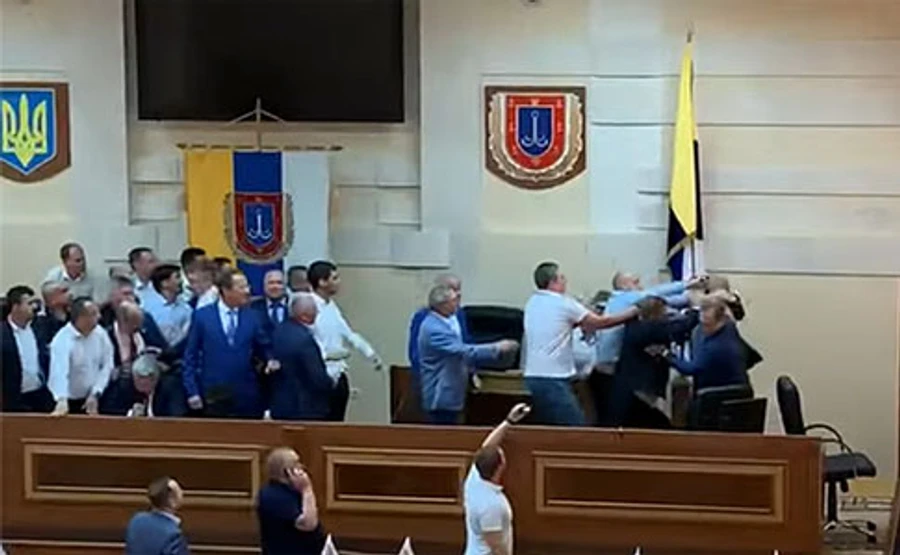 Бійка в Одеській облраді: вибирають нового голову