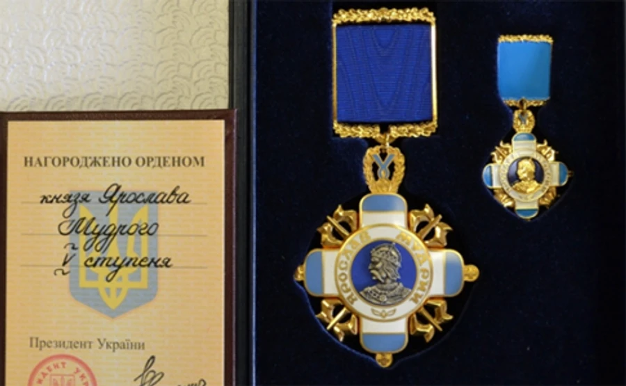 Скандал із орденом від Порошенка: в АП списали на помилку