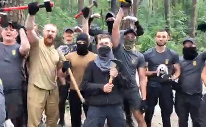 Нацдружины с топорами и молотами устроили субботник в таборе ромов в Киеве