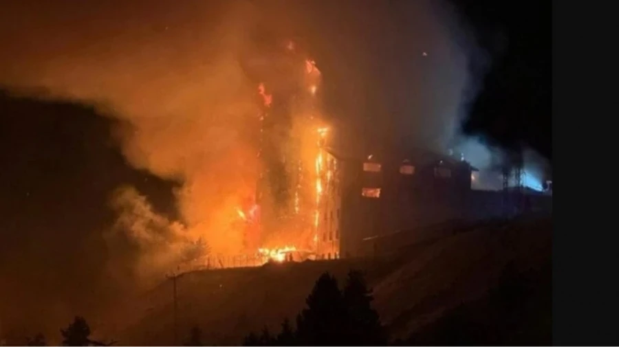 В Турции вспыхнул отель на горнолыжном курорте: погибли по меньшей мере 10 человек