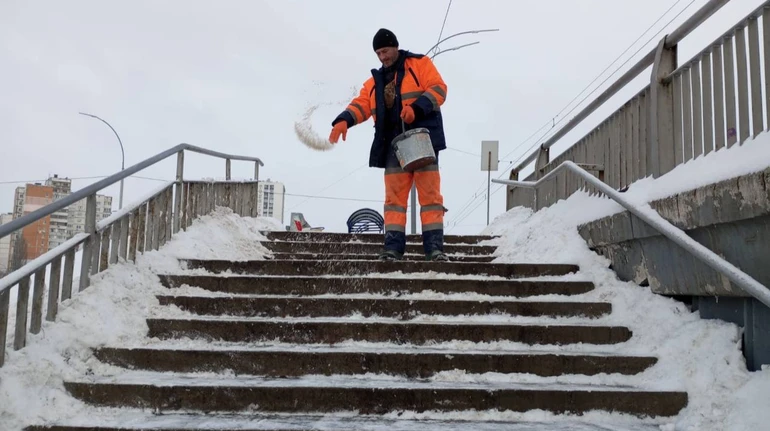 Влада Києва визнала, що впоратися з ожеледицею по всьому місту не може