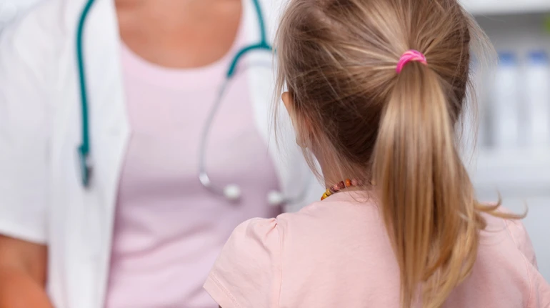 Запевнила, що шкодує: як покарали лікарку з Києва за відмову обслуговувати дитину українською